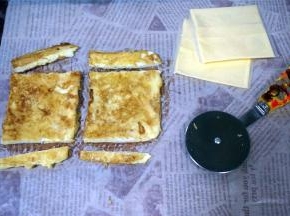 将煎蛋用轮刀裁至大小跟芝士片相当。