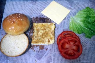 准备生菜叶，番茄片，芝士片，蛋片，色拉酱，开始组装汉堡。