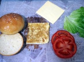 准备生菜叶，番茄片，芝士片，蛋片，色拉酱，开始组装汉堡。