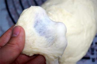 两个程序结束，面团已经可以拉出粗燥的膜，做面包坯已经可以了。