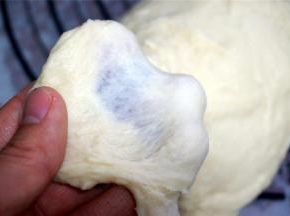 两个程序结束，面团已经可以拉出粗燥的膜，做面包坯已经可以了。