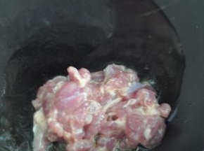 锅里倒入油，放入肉片划散。