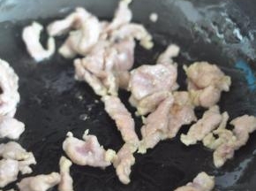 锅里倒入油，放入肉片划散。