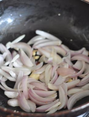 肉片变色后，加入姜、蒜。盛出备用。