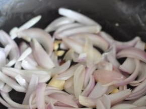 肉片变色后，加入姜、蒜。盛出备用。