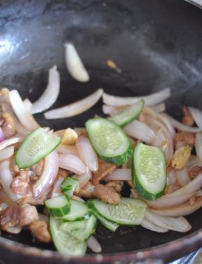 将之前炒好的肉倒入。加入黄瓜。