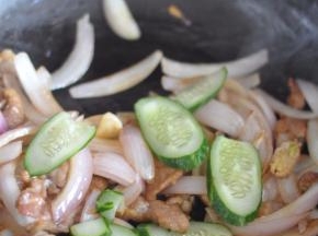 将之前炒好的肉倒入。加入黄瓜。