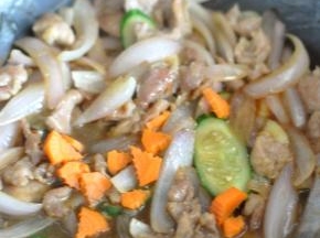 加入胡萝卜，放入盐、生抽。