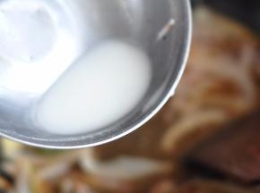 加入水淀粉勾芡。