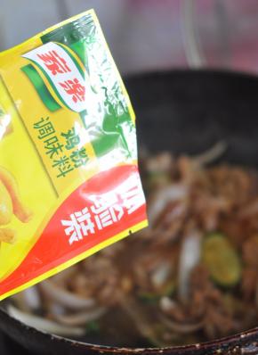 汤汁变稠后，倒入鸡粉。