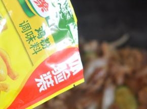 汤汁变稠后，倒入鸡粉。