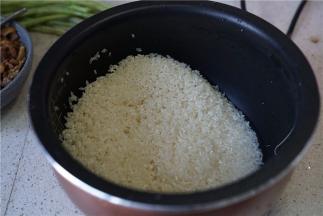 大米提前半小时洗好。