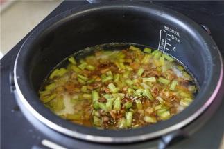 电饭锅里加水，水量是平时的煮饭量一样多，再将炒好的菜脯内丁豇豆下锅。