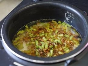 电饭锅里加水，水量是平时的煮饭量一样多，再将炒好的菜脯内丁豇豆下锅。