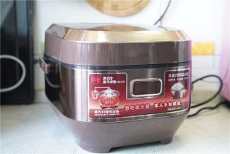 上盖选择柴火饭模式进行煮饭。