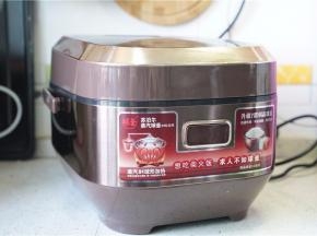 上盖选择柴火饭模式进行煮饭。