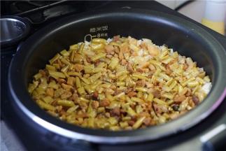 饭煮好后粒粒饱满又有味哦。