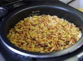 饭煮好后粒粒饱满又有味哦。