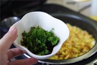 再加入生抽及葱花，拌至每粒饭都挂味即可。