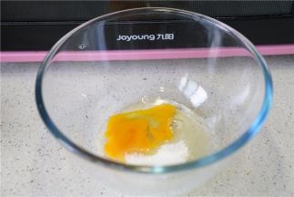 一个全蛋加入一半的白糖打至糖化。