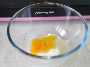 一个全蛋加入一半的白糖打至糖化。