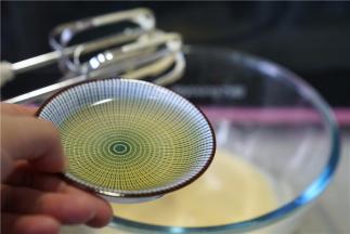 拌好后加入玉米油，打至融合。