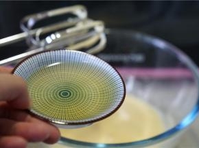 拌好后加入玉米油，打至融合。