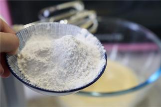 再将一克的泡打粉及55克的低粉加至在蛋糊里。