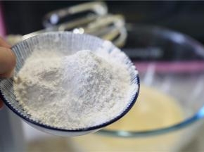 再将一克的泡打粉及55克的低粉加至在蛋糊里。