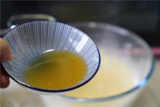 再加入橘汁继续打至融合。