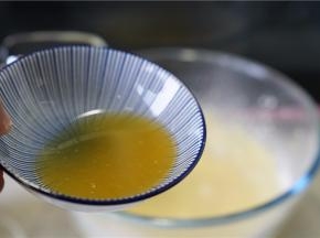 再加入橘汁继续打至融合。