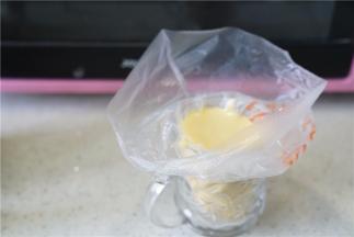 将拌好的蛋糕糊入裱花袋里。封好口入冰箱冷藏一小时。