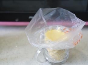 将拌好的蛋糕糊入裱花袋里。封好口入冰箱冷藏一小时。