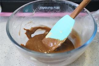 同样的制做方法，将可可糊拌好。
