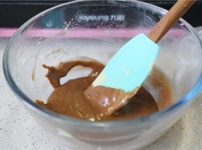 同样的制做方法，将可可糊拌好。