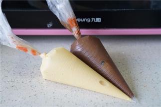 预热好烤箱，将冷藏好的蛋糕糊取出。