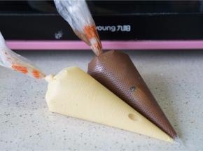 预热好烤箱，将冷藏好的蛋糕糊取出。