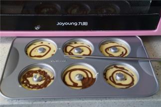 分别挤在刷好油的甜甜圈模子里。八分满就好。