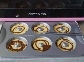 分别挤在刷好油的甜甜圈模子里。八分满就好。