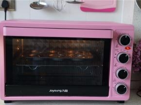 入烤箱155度烤制25分钟即可。