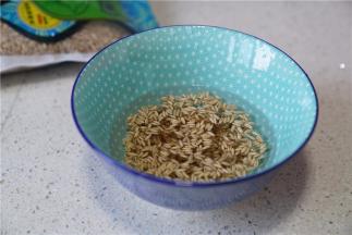 将燕麦提前数小时泡洗好。