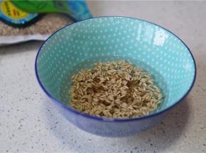 将燕麦提前数小时泡洗好。