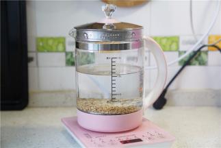 再加入清水，选择滋补品模式，煮制一小时。