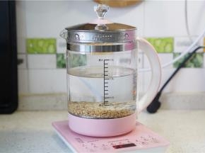 再加入清水，选择滋补品模式，煮制一小时。