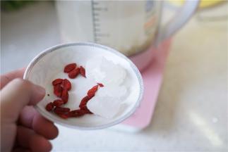 煮好后加入冰糖及枸杞。