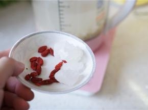 煮好后加入冰糖及枸杞。