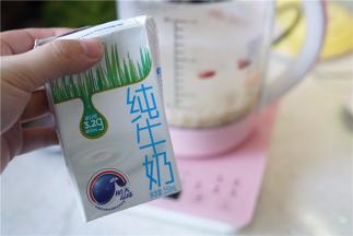 再将纯牛奶加入，拌好后就可以。