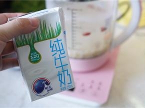 再将纯牛奶加入，拌好后就可以。