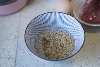 将糙米提前泡洗好备用。