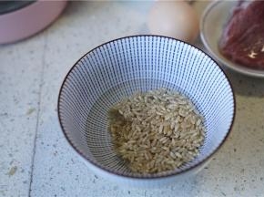 将糙米提前泡洗好备用。